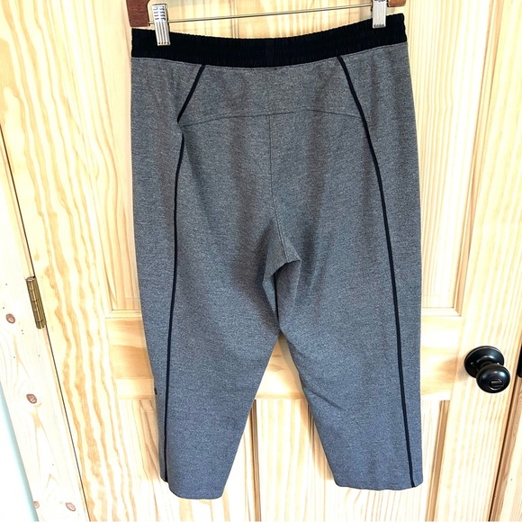 Lululemon Light Strides Cropped Pants. Size 6. - Picture 5 of 12